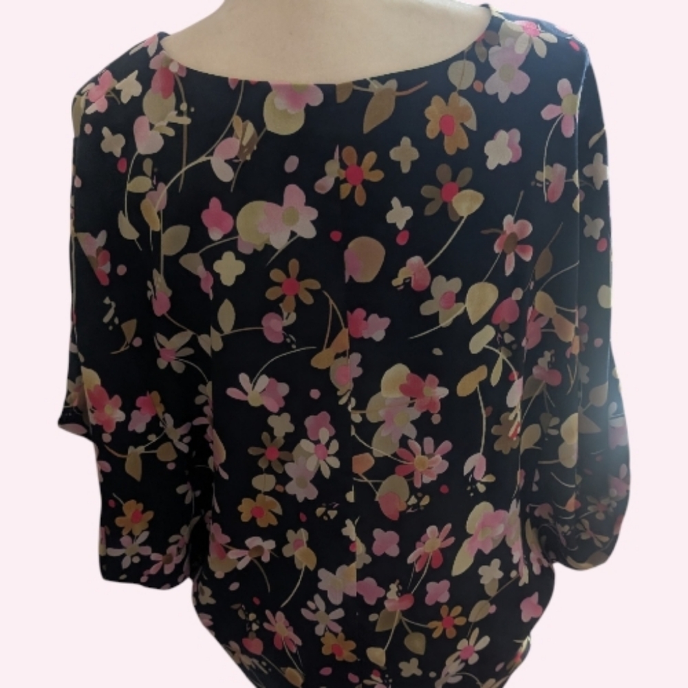 NWT CAbi Outlet Charm Blouse Size Medium Black Floral V-Neck Kimono Sleeves - Picture 4 of 5